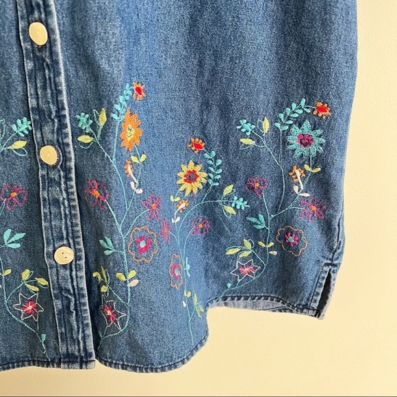 π
ΊDENIM Short Sleeve Button Down w/ Floral Embroidery - Picture 2 of 8